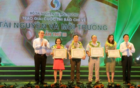 27 journalistic works on environment and natural resources awarded - ảnh 1